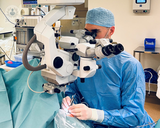 Mr Francesco Stringa performing cataract surgery