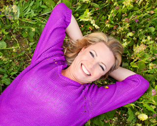 woman_smiling_with_great_teeth_in_the_grass