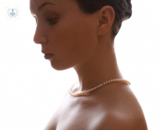 A picture of a woman wearing a pearl necklace
