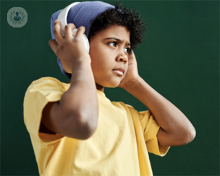 A child listening to music to alleviate tinnitus symptoms