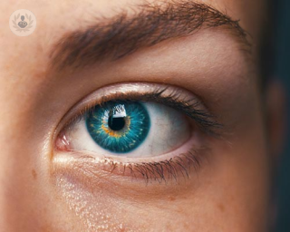 Woman with blue greeen eye 