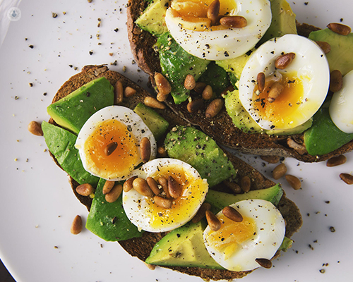 Eggs with avocado. Pregnant women should aim to eat fruits, vegetables and proteins.