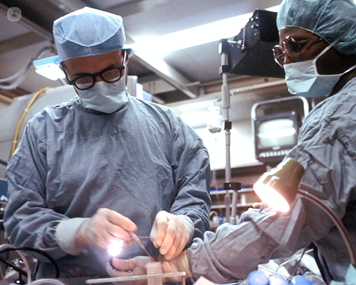 Heart surgeons performing the TAVI procedure