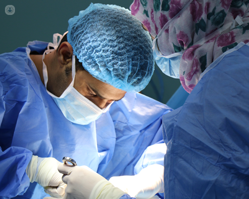 Male and female surgeons undertaking endometriosis surgery